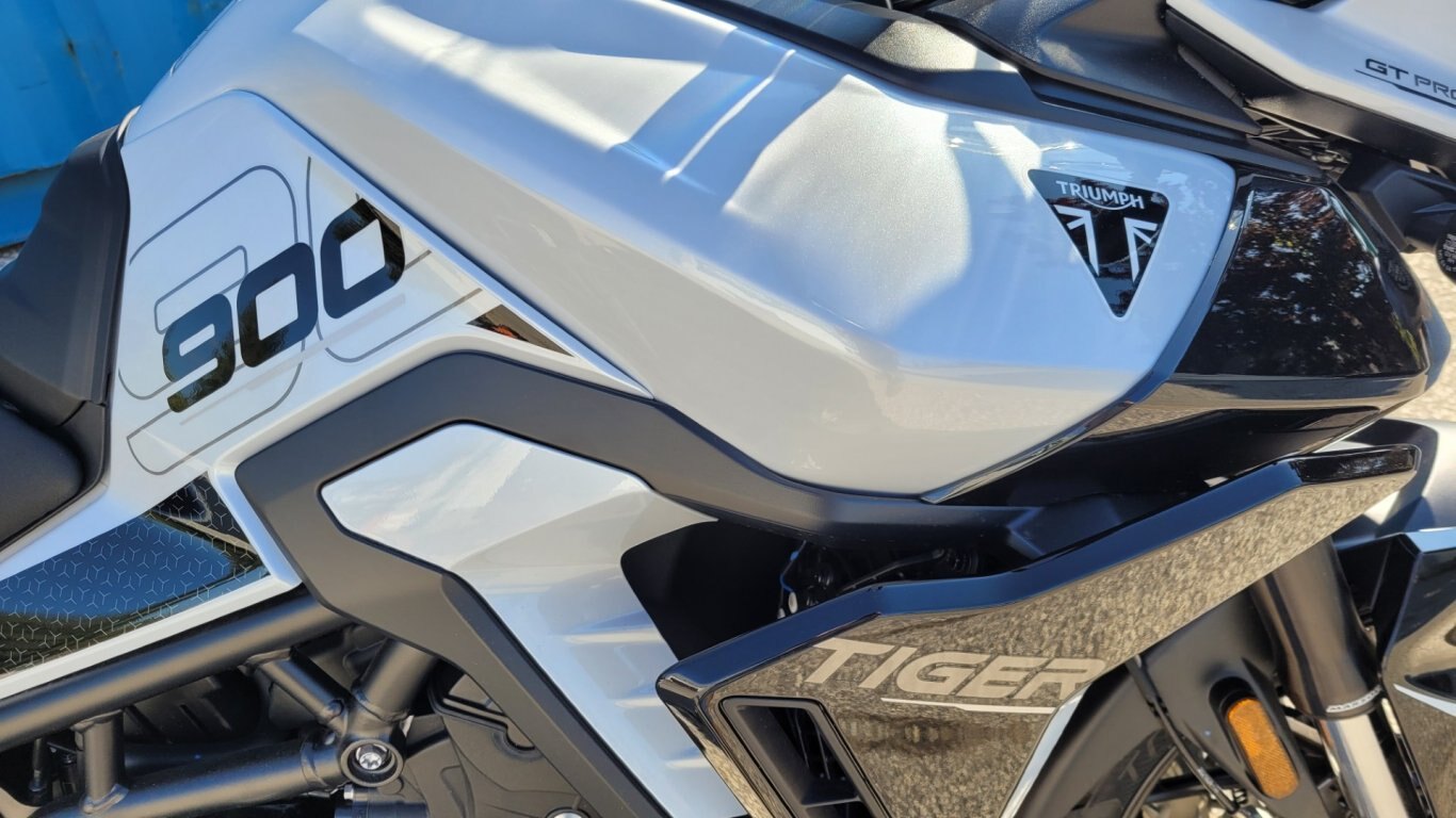 2025 Triumph Tiger 900 GT PRO Snowdonia White / Sapphire Black