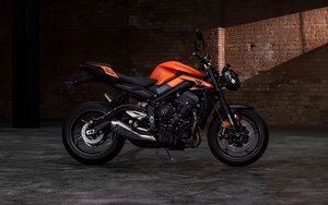 2026 Triumph Street Triple 765 R Matte Baja Orange