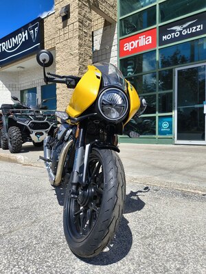2026 Triumph Thruxton 400 Metallic racing yellow / Aluminium silver