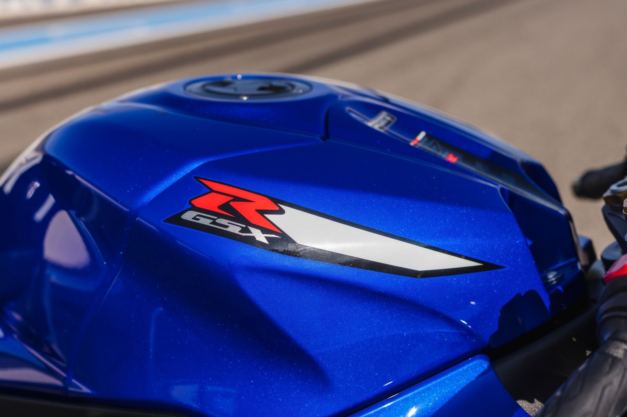2027 Suzuki GSX R1000RS Pearl Vigor Blue / Pearl Tech White (C6F)