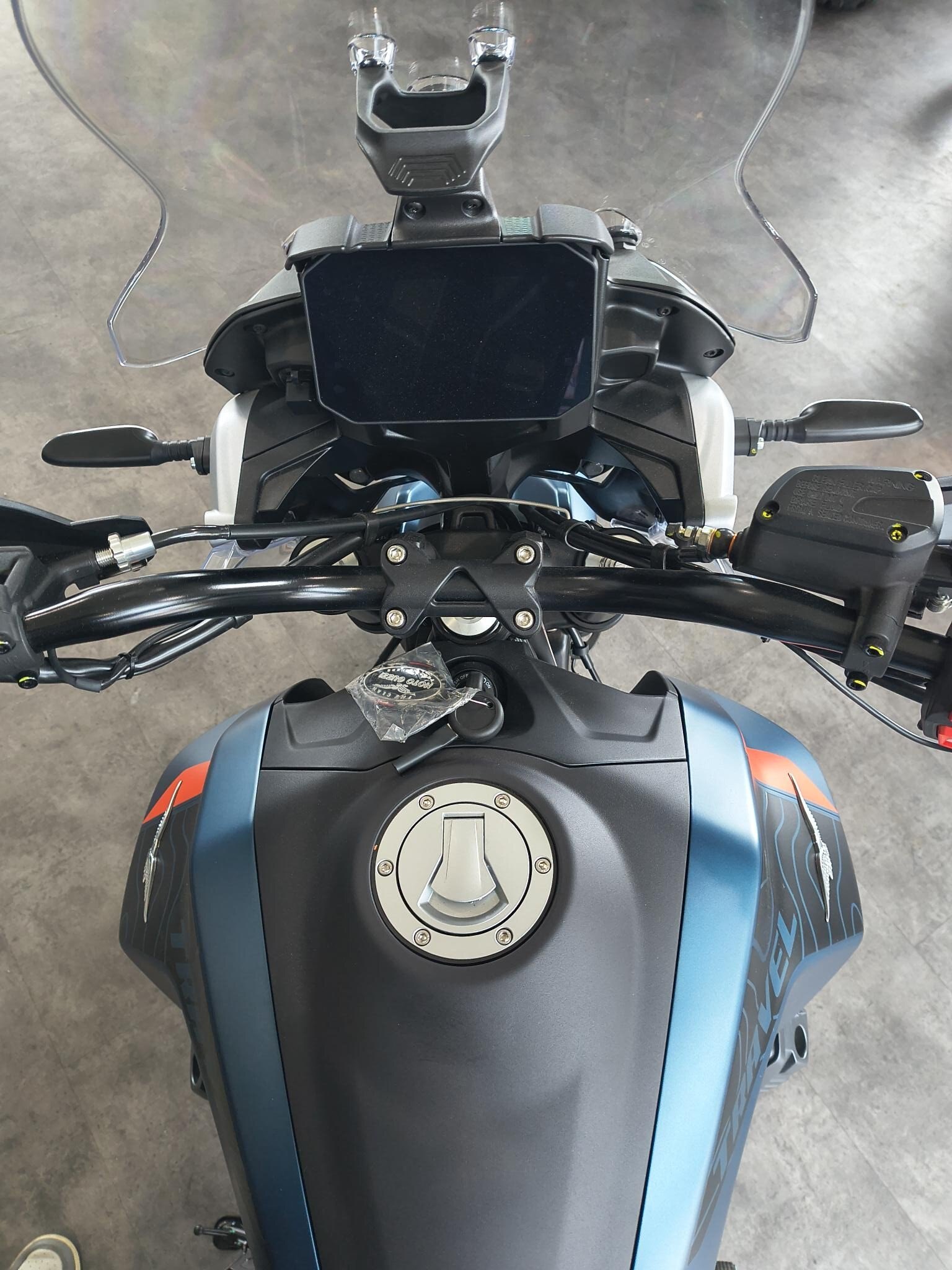 2027 Moto Guzzi V85 TT Travel Blu Zefiro