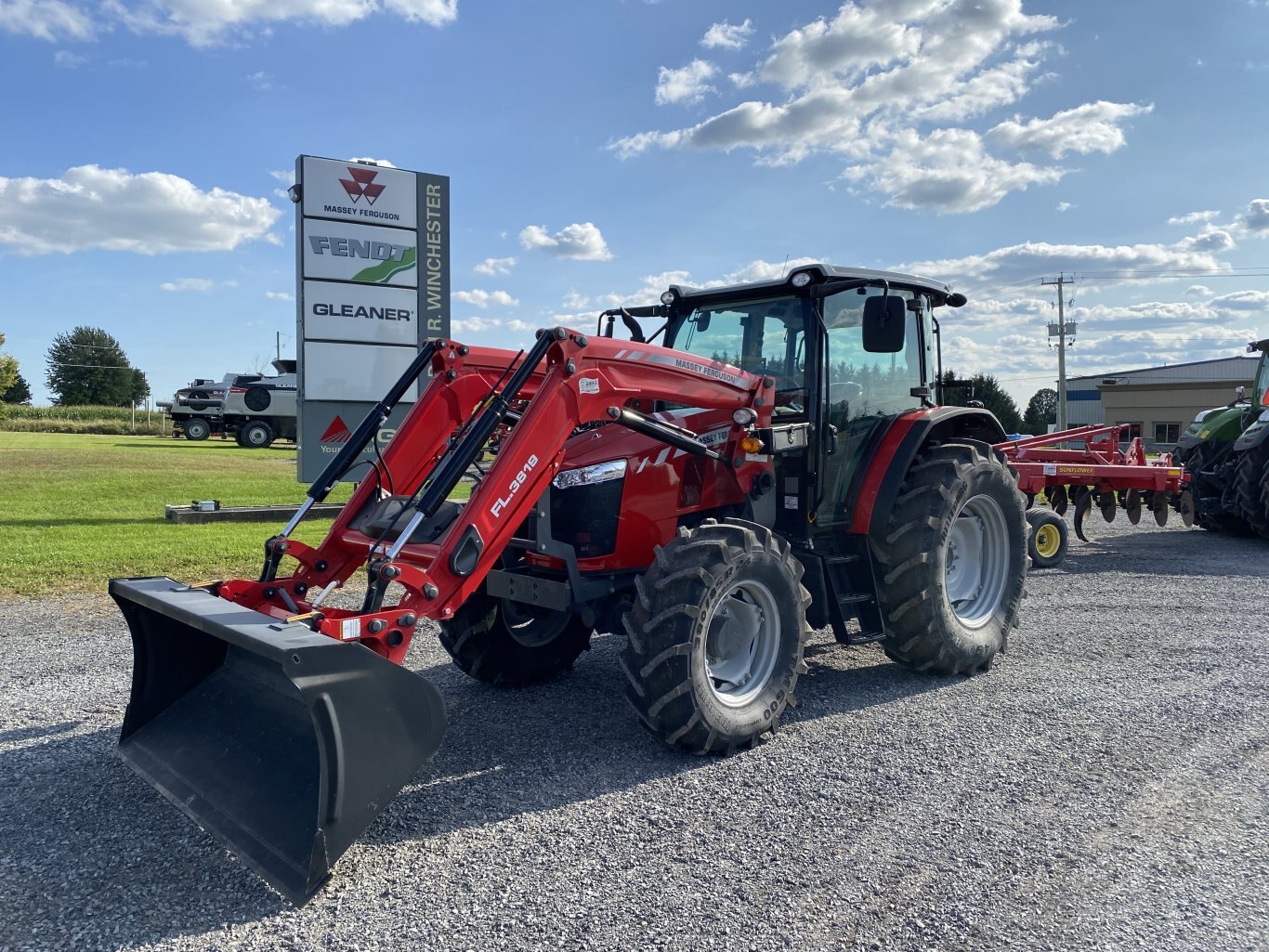 Massey Ferguson 5711D Mid Range Dyna 4 Transmission Tractor