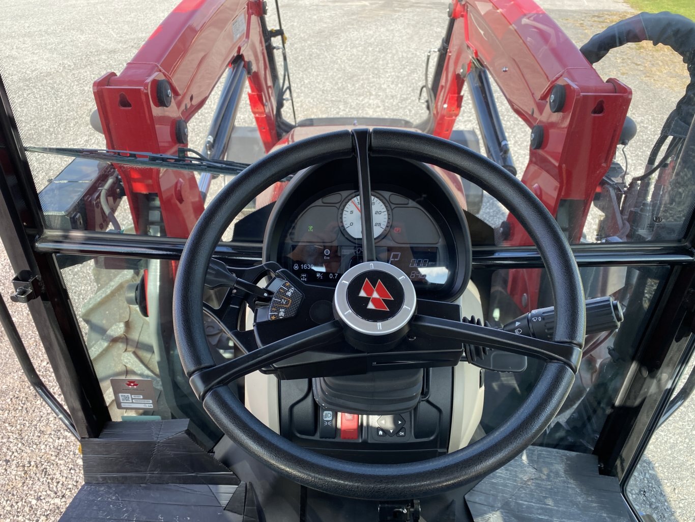 Massey Ferguson 5711D Mid Range Dyna 4 Transmission Tractor