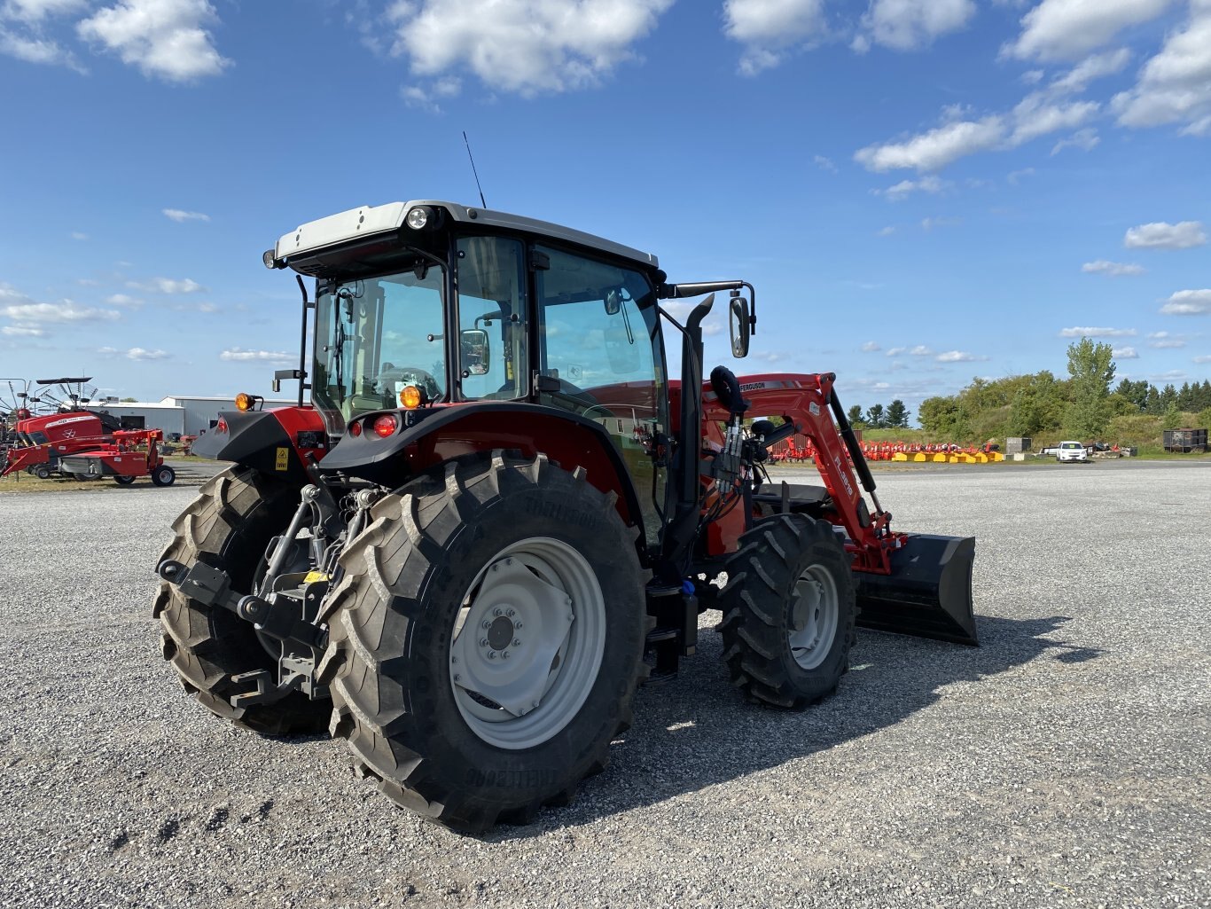 Massey Ferguson 5711D Mid Range Dyna 4 Transmission Tractor