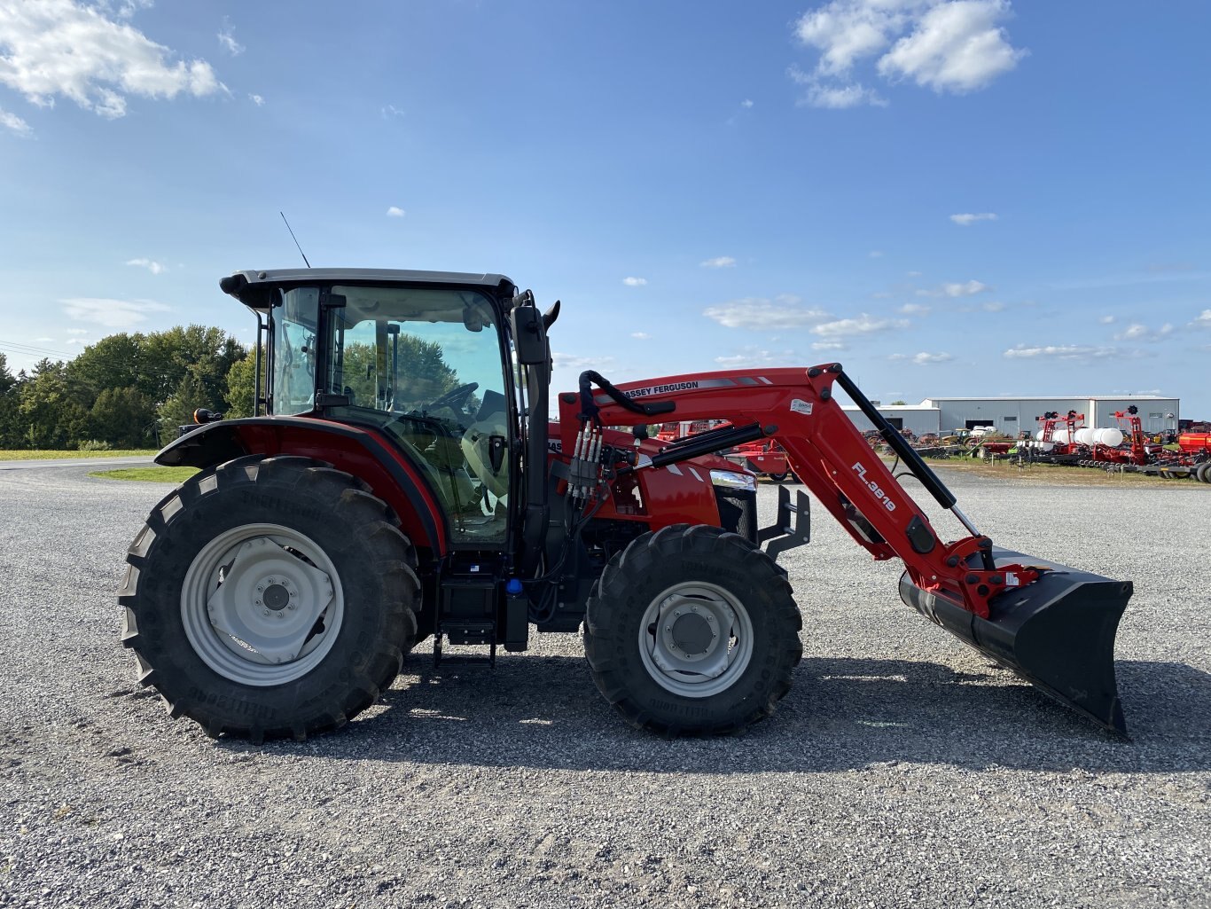 Massey Ferguson 5711D Mid Range Dyna 4 Transmission Tractor