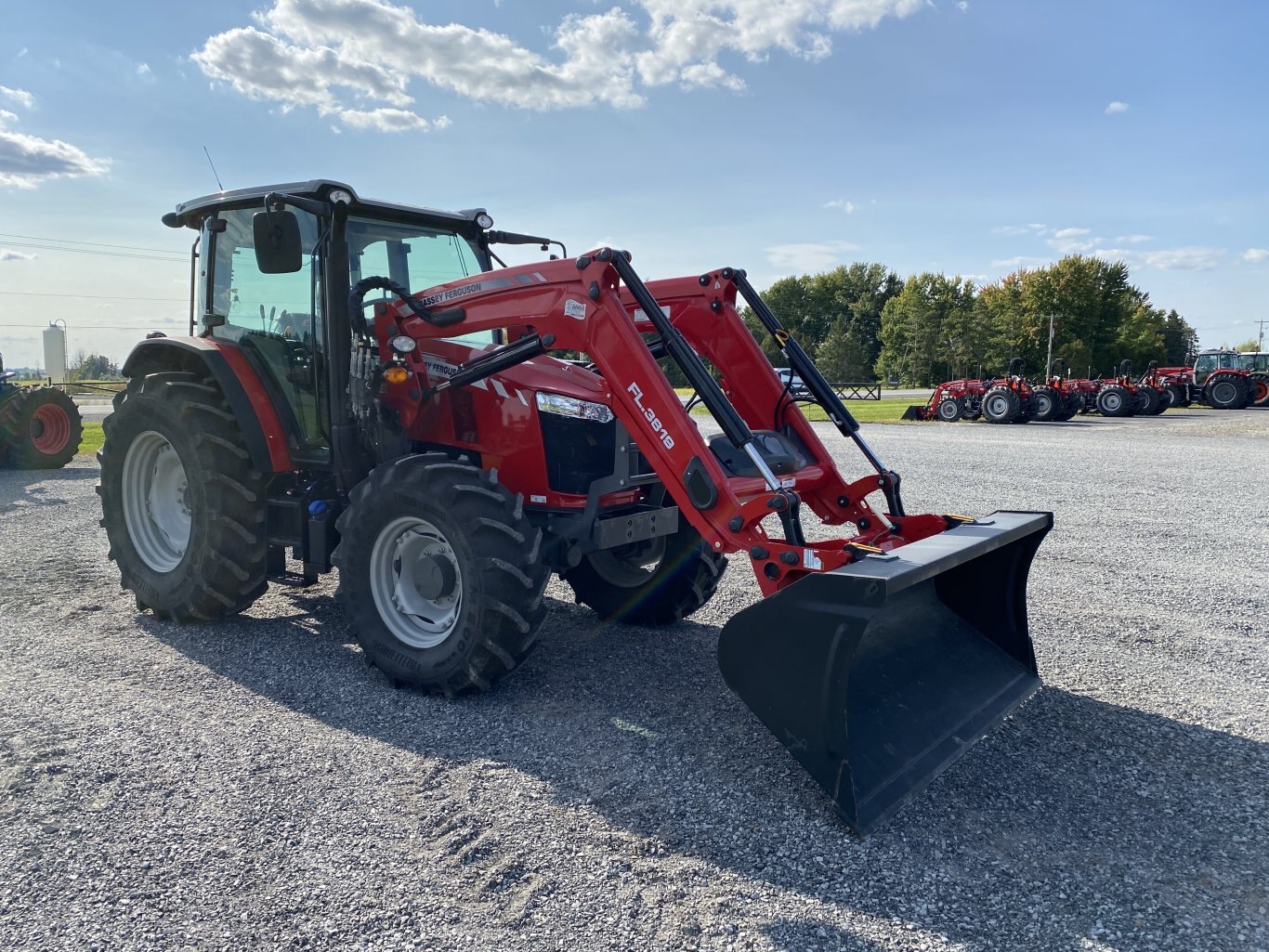 Massey Ferguson 5711D Mid Range Dyna 4 Transmission Tractor