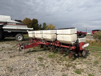 NEW IDEA 9800 FOLDING 8 ROW CORN PLANTER