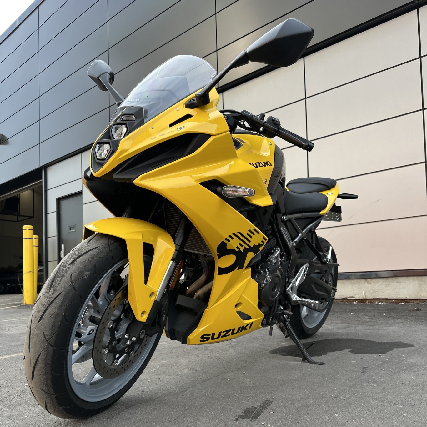 DEMO 2024 Suzuki GSX-8R