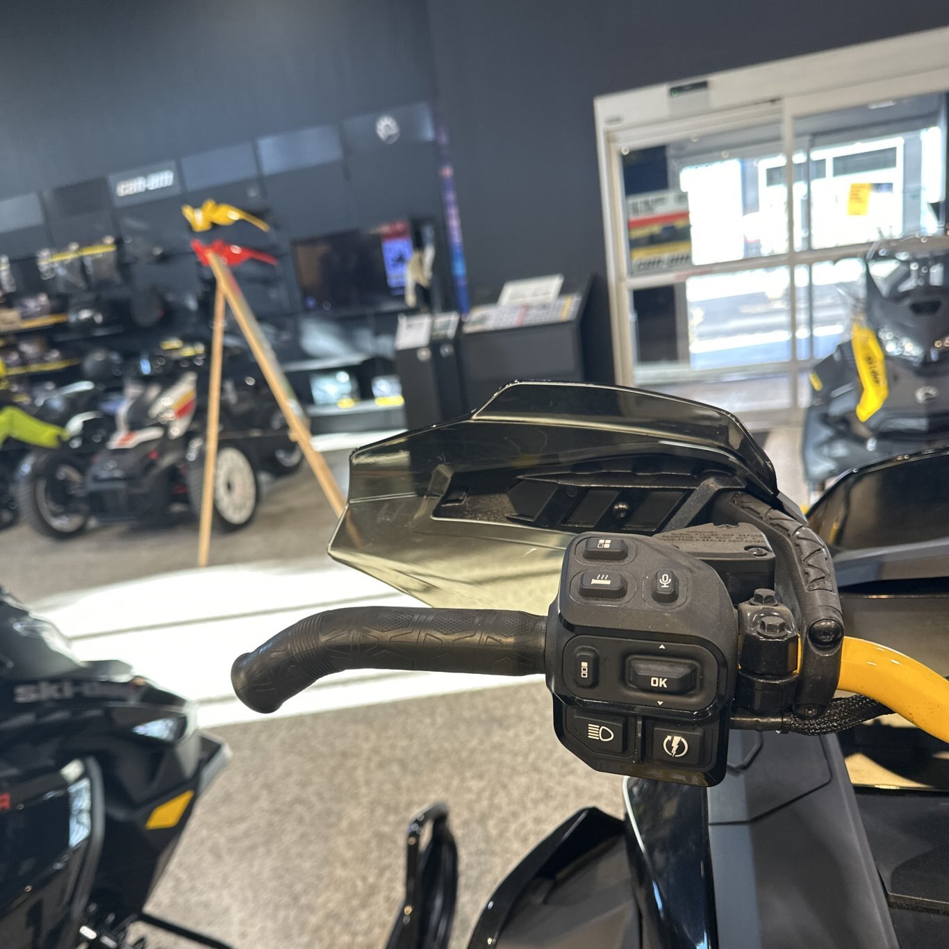 2025 Ski Doo MXZ X RS 850 E TEC 137 NEO YELLOW