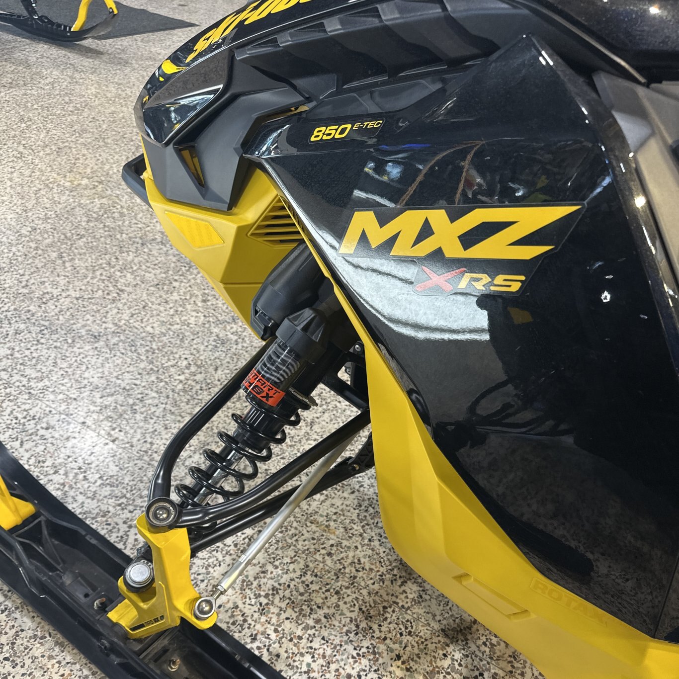 2025 Ski Doo MXZ X RS 850 E TEC 137 NEO YELLOW