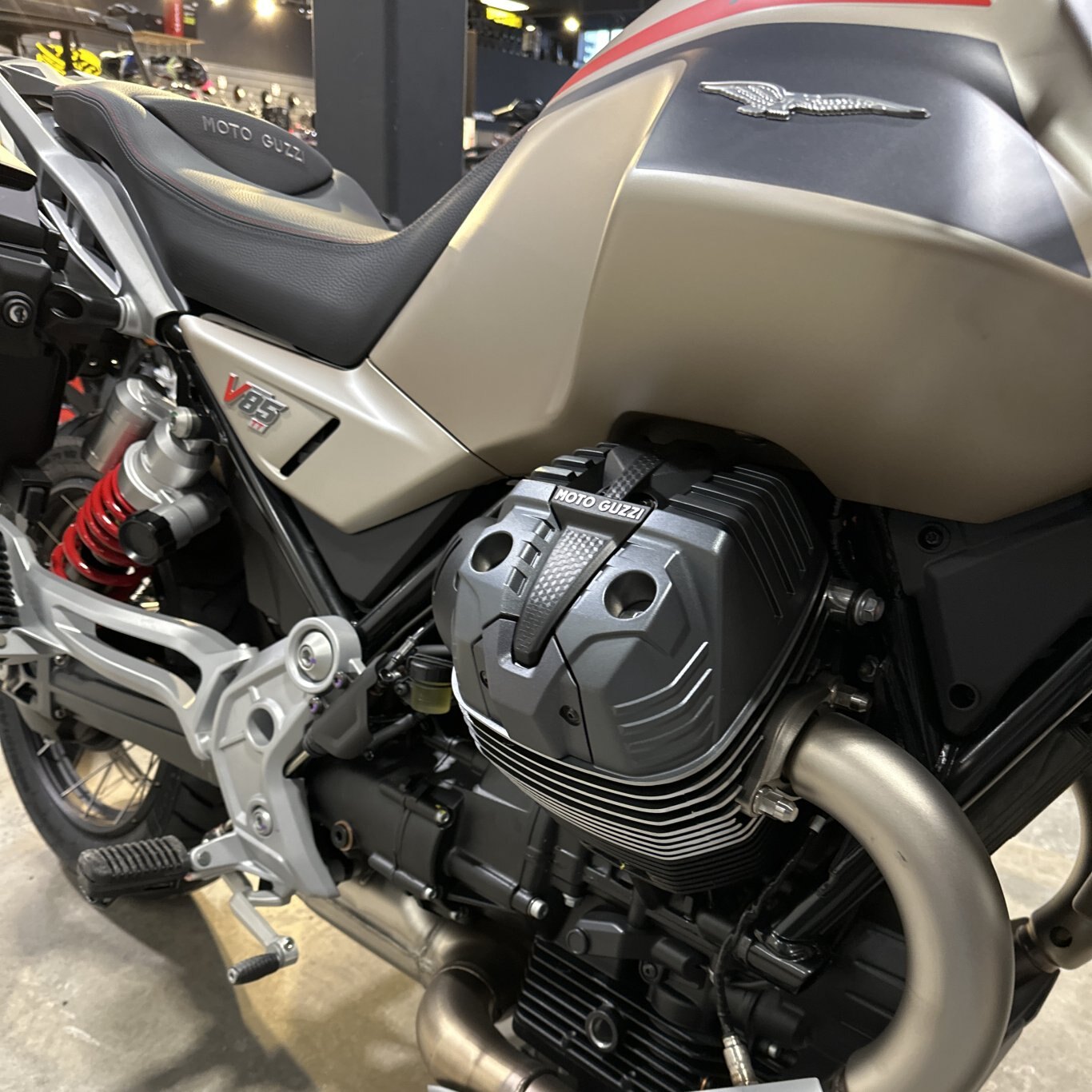 2025 Moto Guzzi V85 TT Travel BRONZO DESERTO