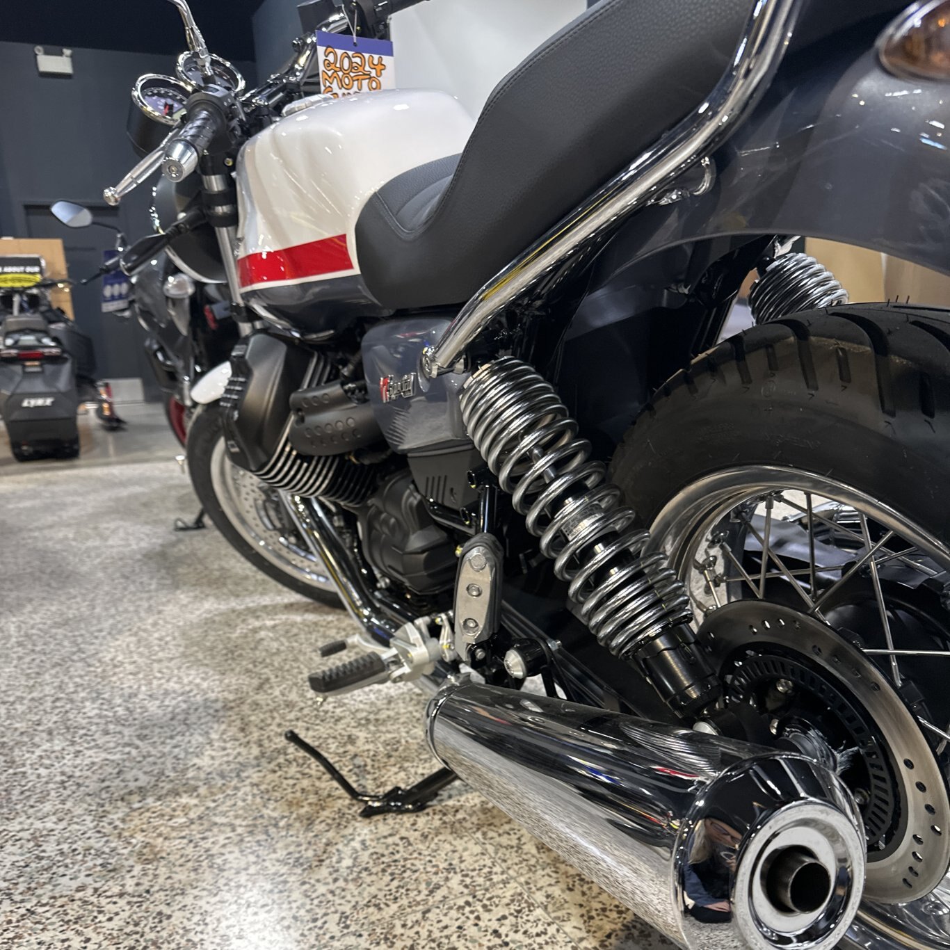 2024 Moto Guzzi V7 Special RED STRIPE TWIN TONE