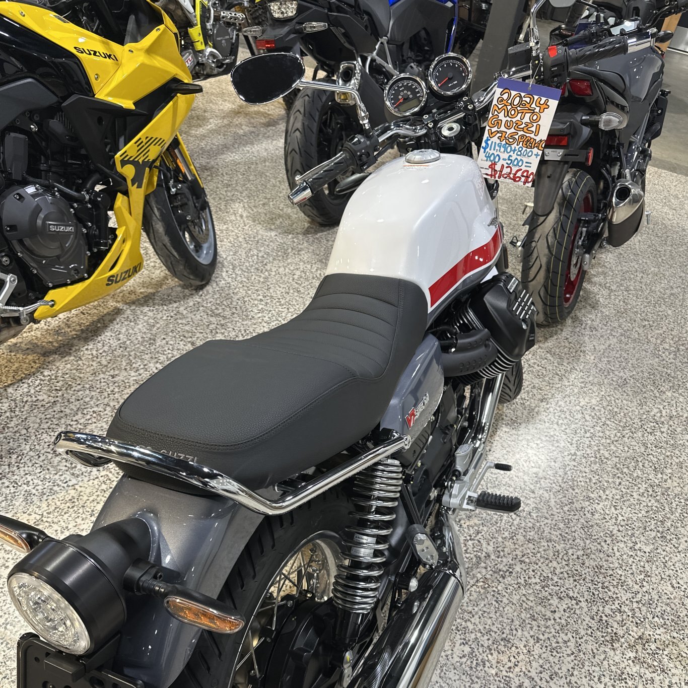 2024 Moto Guzzi V7 Special RED STRIPE TWIN TONE