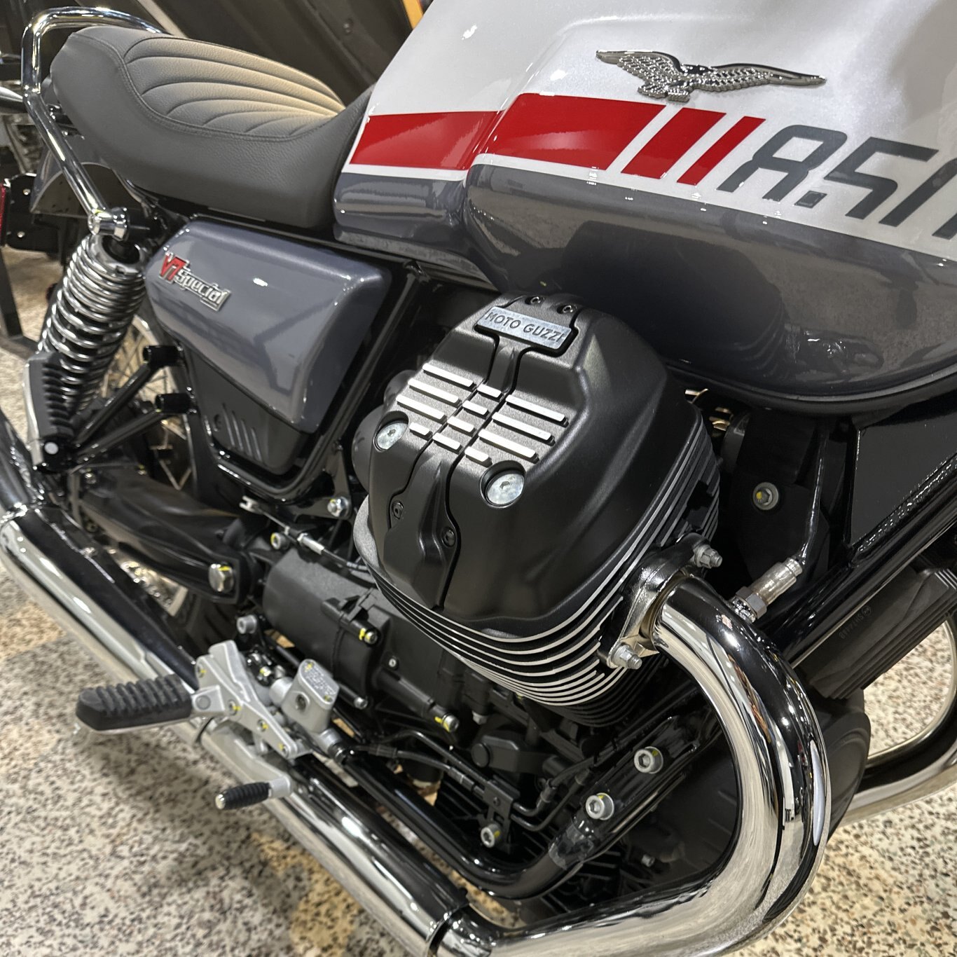 2024 Moto Guzzi V7 Special RED STRIPE TWIN TONE