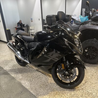 2025 Suzuki Hayabusa 1300R GLASS SPARKLE BLACK / METALLIC MAT TITANIUM SILVER