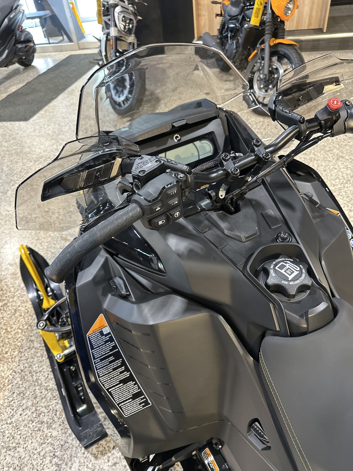 2027 Ski Doo MXZ Adrenaline Rotax® 137 600RR E TEC® Ice Ripper XT 1.25 E.S. Black