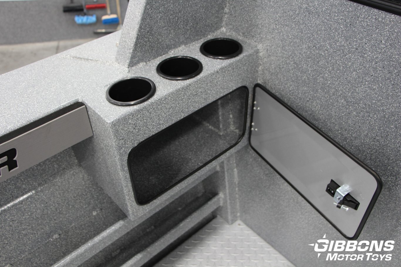 2025 Kingfisher 2325 Coastal Express