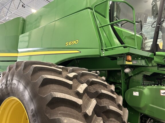 2017 John Deere S690