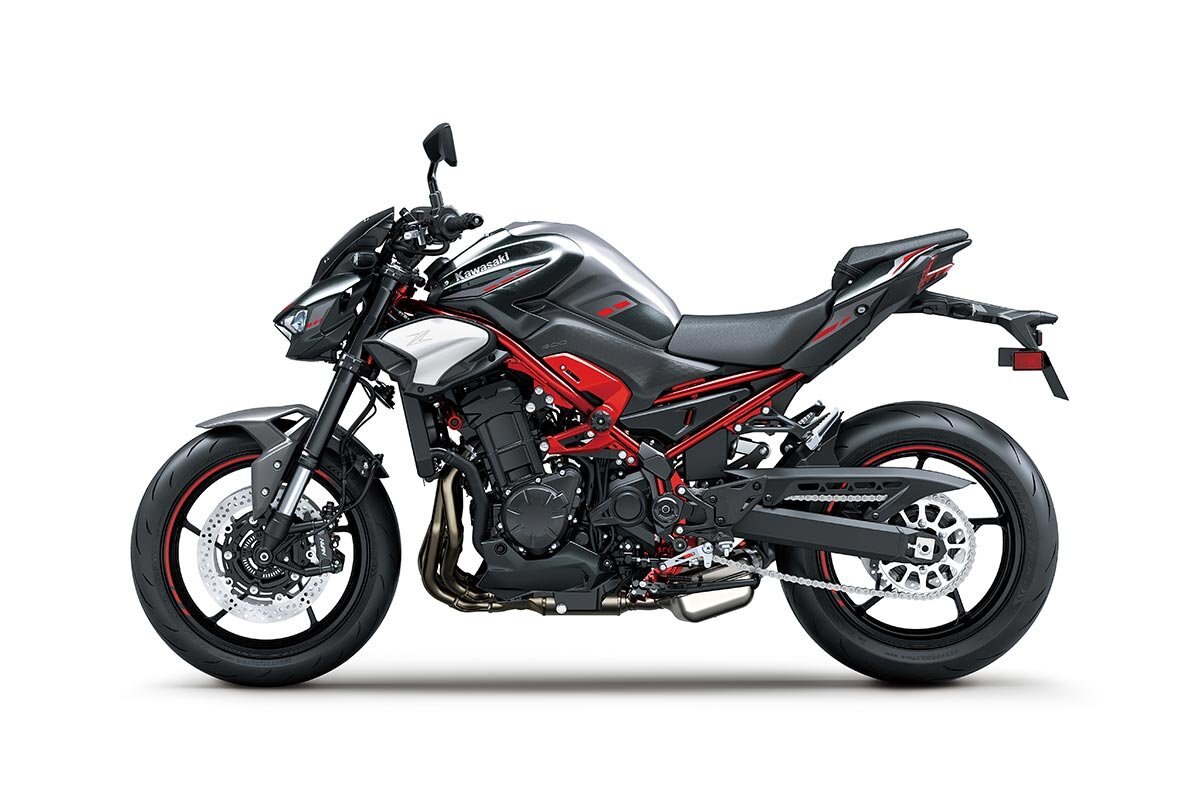 2025 Kawasaki Z900 Metallic Carbon Gray / Metallic Graphite Gray / Candy Persimmon Red