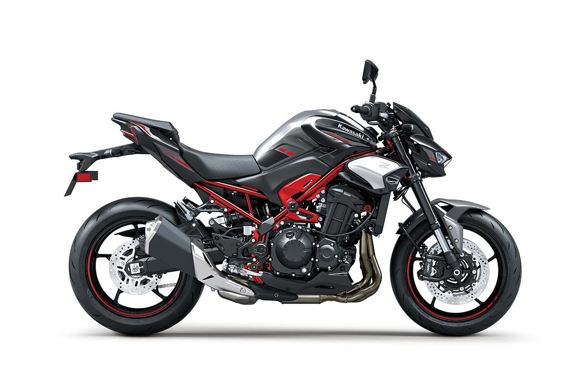 2025 Kawasaki Z900 Metallic Carbon Gray / Metallic Graphite Gray / Candy Persimmon Red