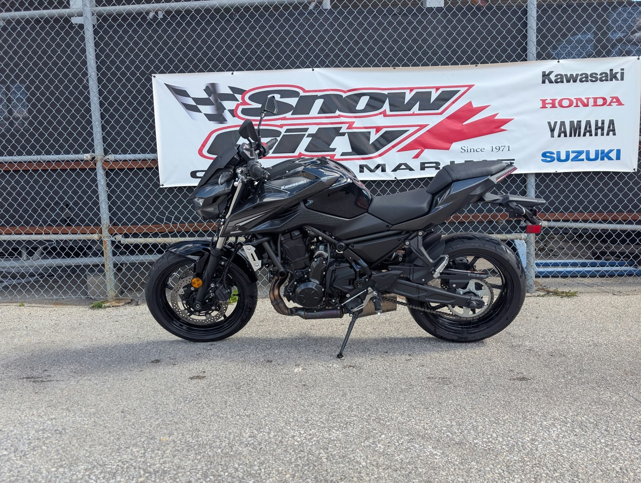 2026 Kawasaki Z650S Ebony / Metallic Carbon Gray