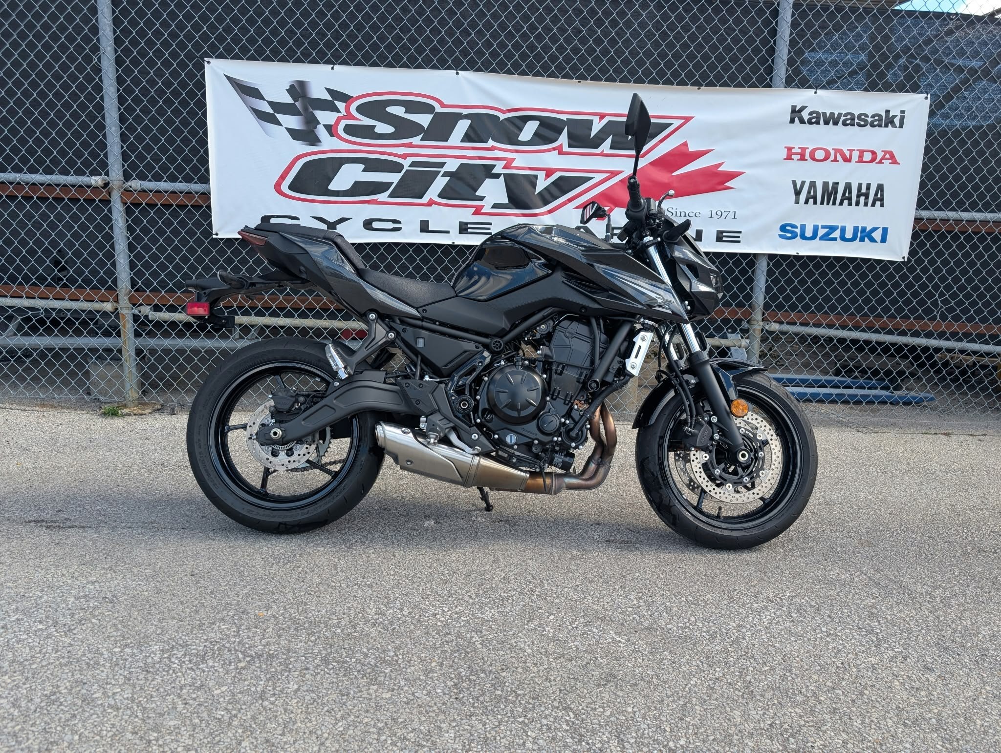 2026 Kawasaki Z650S Ebony / Metallic Carbon Gray