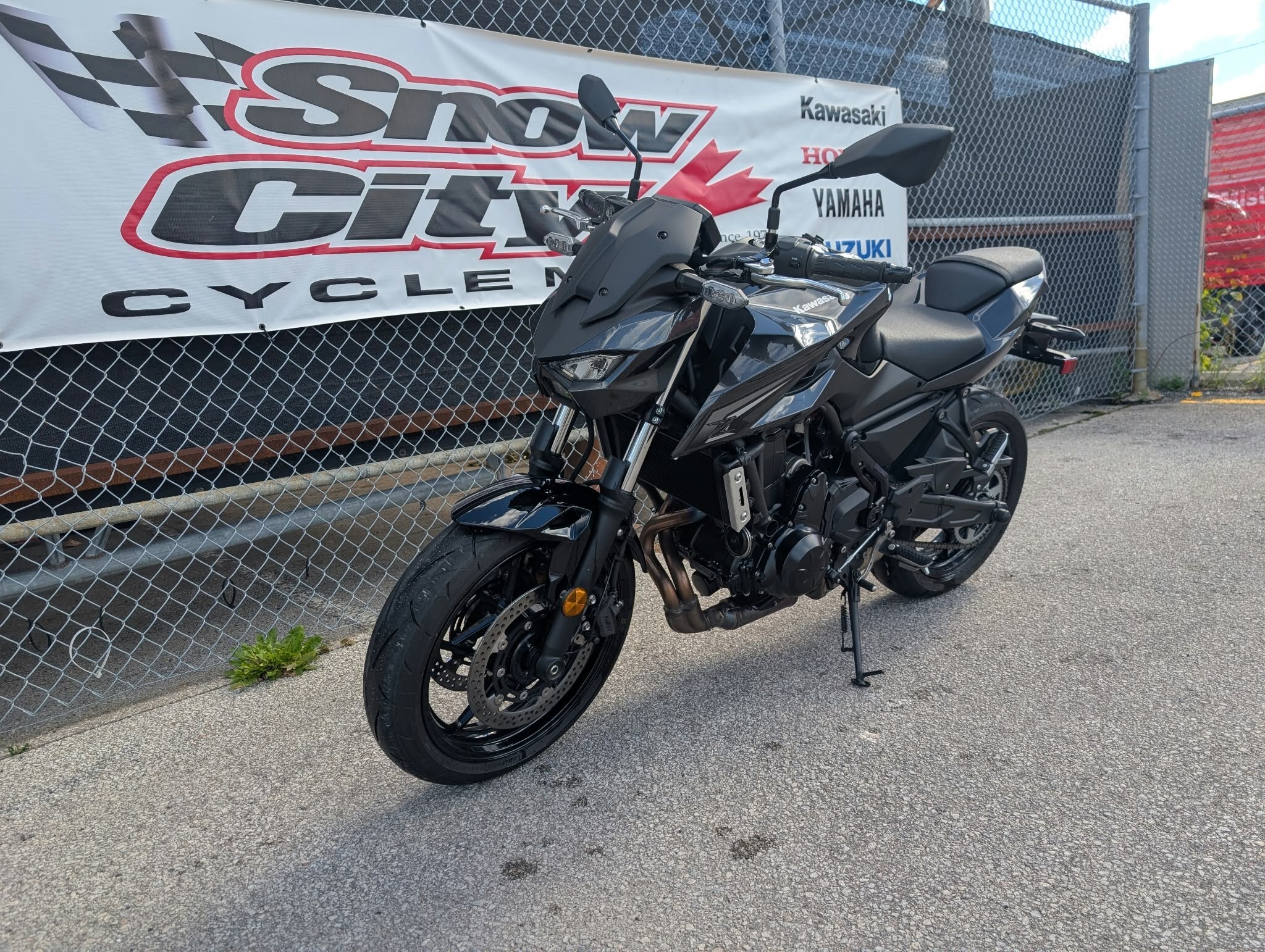 2026 Kawasaki Z650S Ebony / Metallic Carbon Gray
