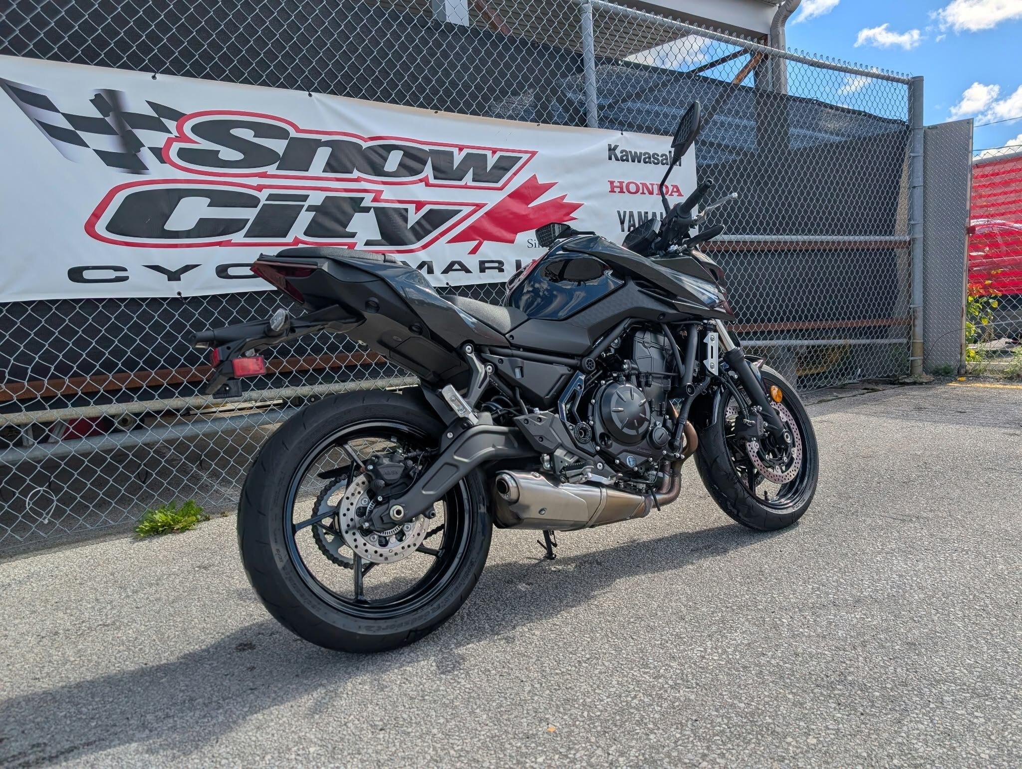 2026 Kawasaki Z650S Ebony / Metallic Carbon Gray