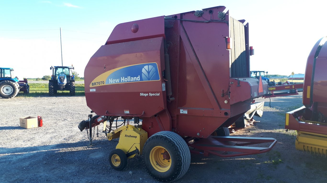 2011 New Holland BR7070