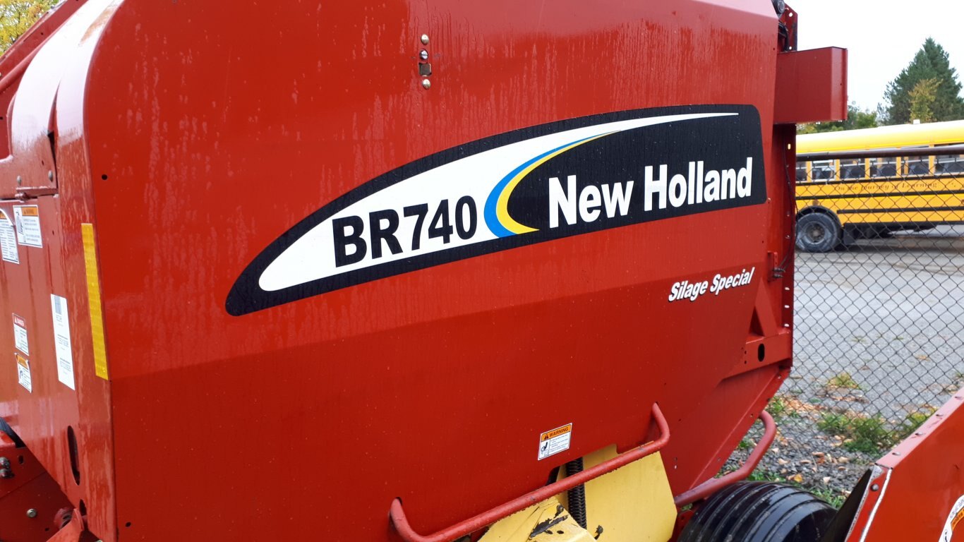 2005 New Holland BR740