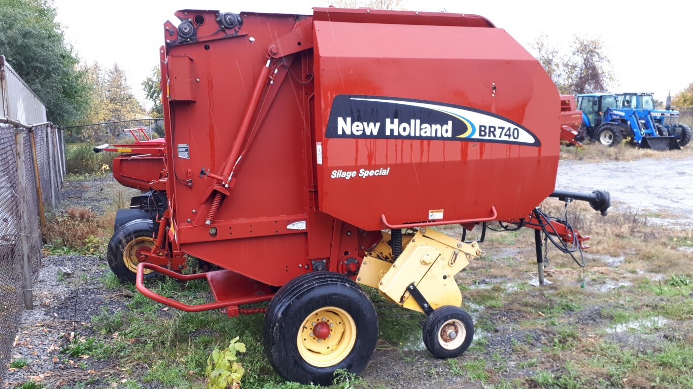 2005 New Holland BR740