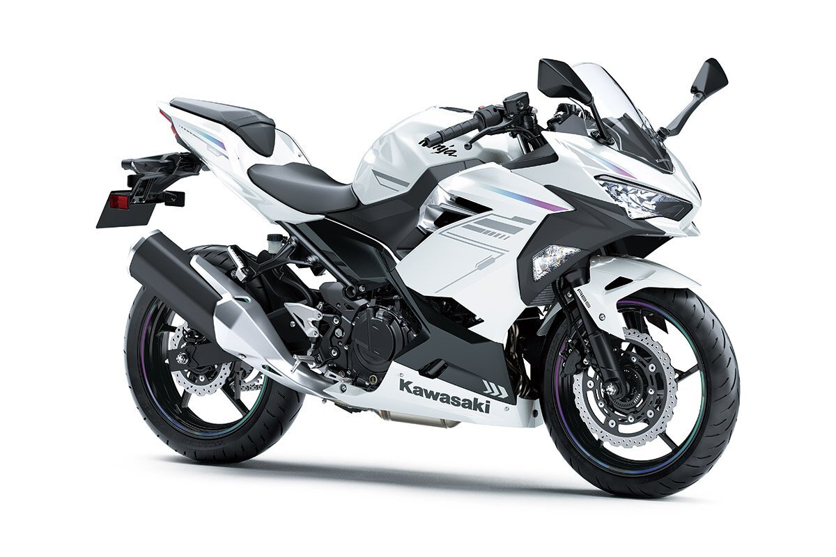 2023 Kawasaki NINJA 400 PEARL BLIZZARD WHITE / METALLIC CARBON GRAY