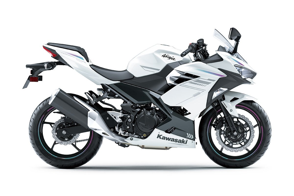 2023 Kawasaki NINJA 400 PEARL BLIZZARD WHITE / METALLIC CARBON GRAY