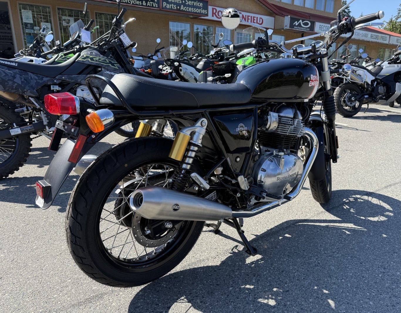 2025 Royal Enfield INT 650 Black Pearl S & S Edition