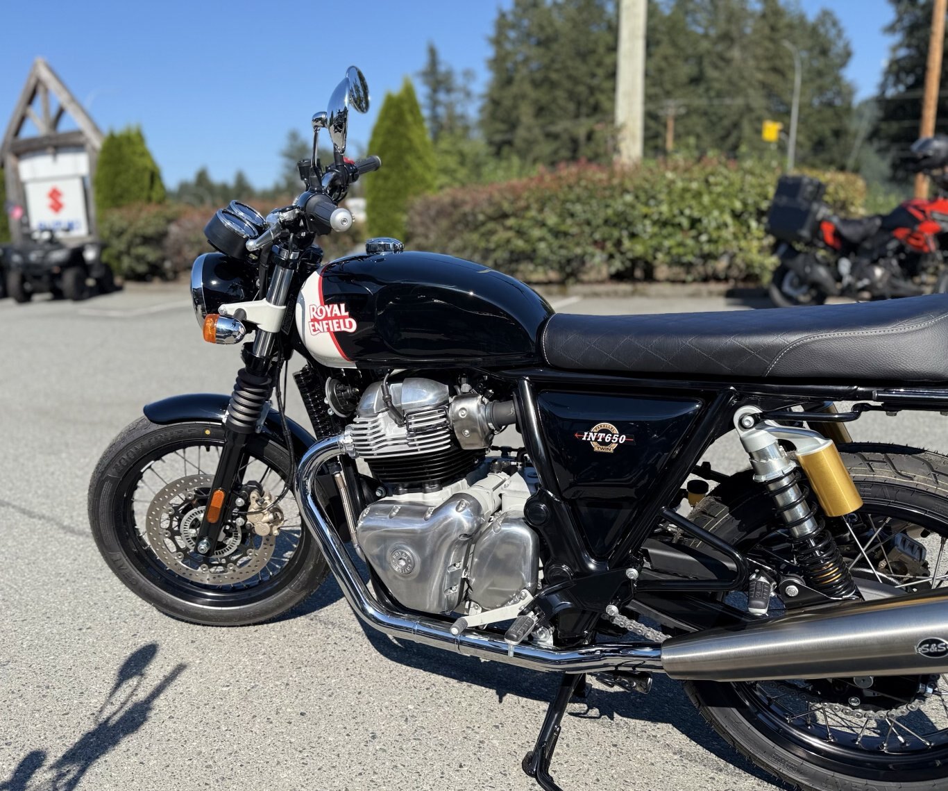 2025 Royal Enfield INT 650 Black Pearl S & S Edition