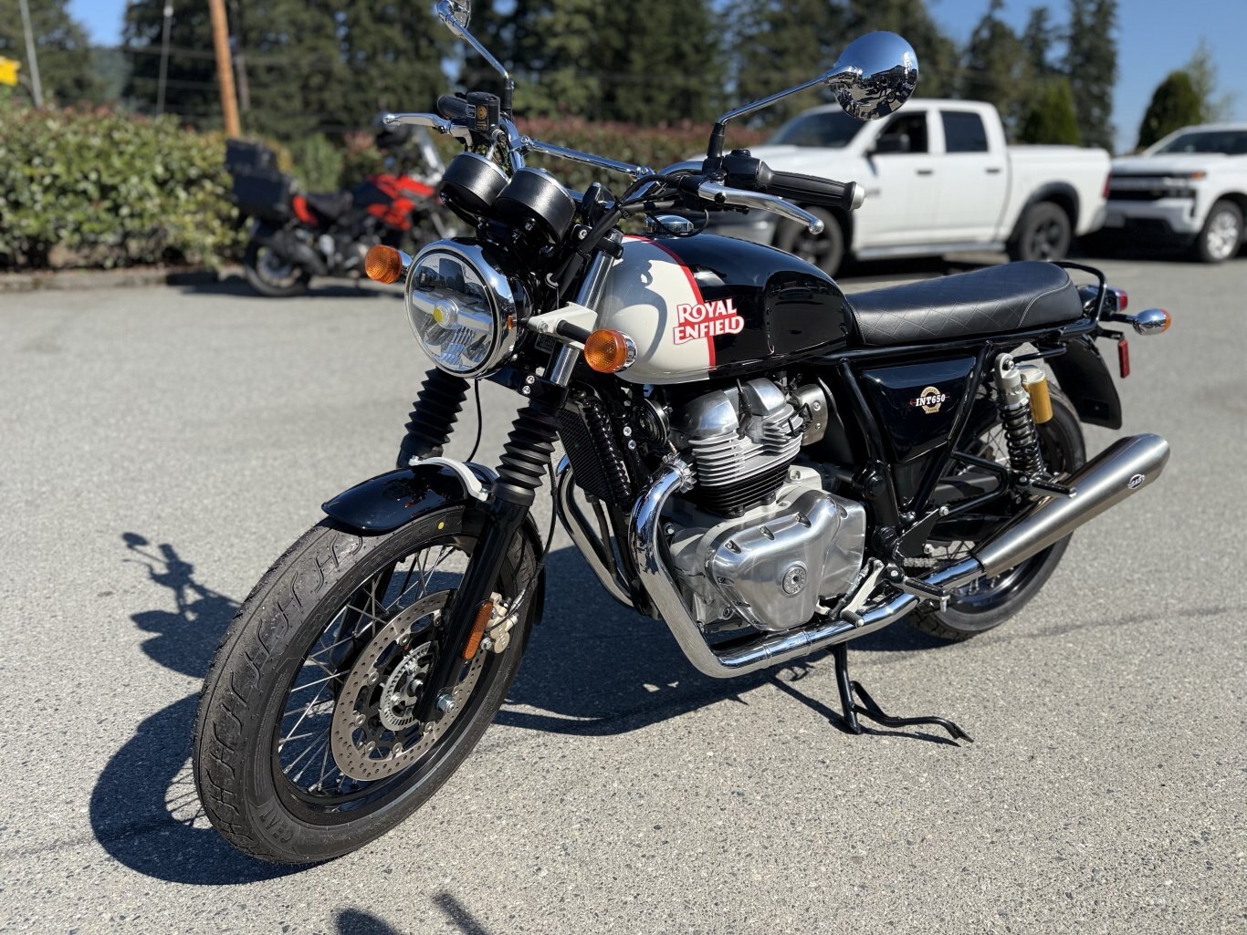 2025 Royal Enfield INT 650 Black Pearl S & S Edition