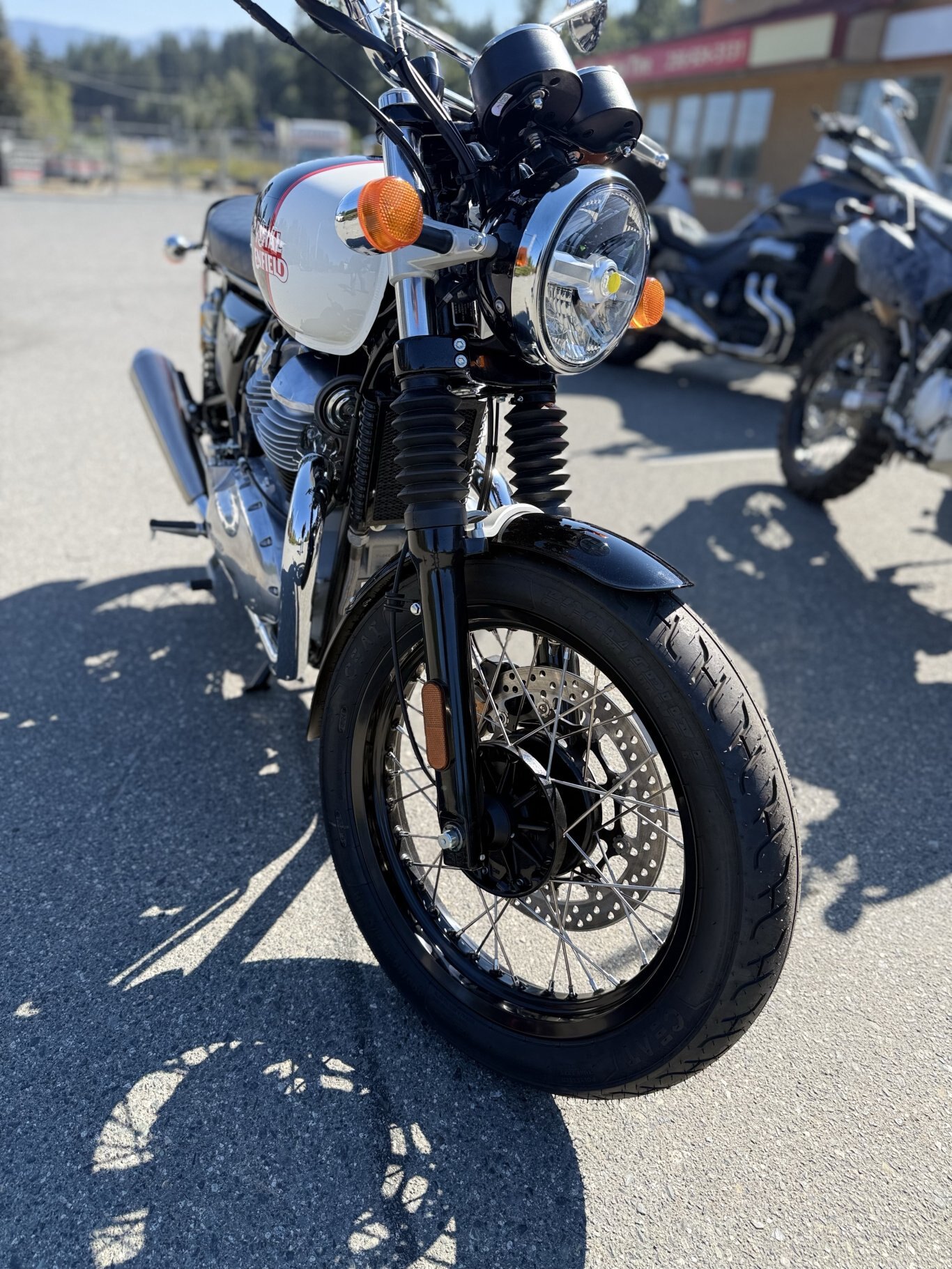 2025 Royal Enfield INT 650 Black Pearl S & S Edition