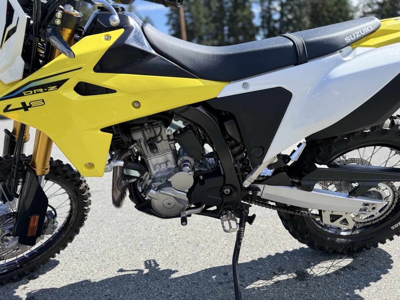 2026 Suzuki DR Z4S Champion Yellow No. 2 / Solid Special White (C1C)