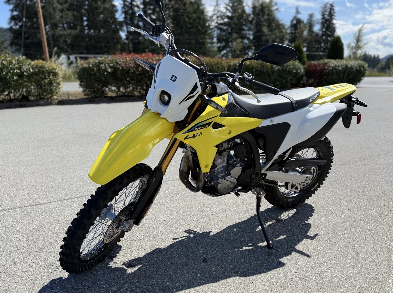 2026 Suzuki DR Z4S Champion Yellow No. 2 / Solid Special White (C1C)