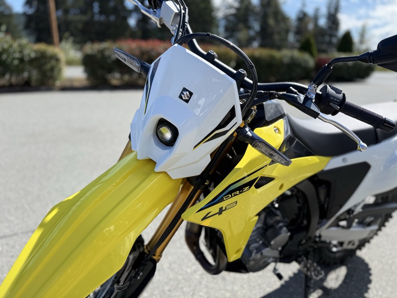 2026 Suzuki DR Z4S Champion Yellow No. 2 / Solid Special White (C1C)
