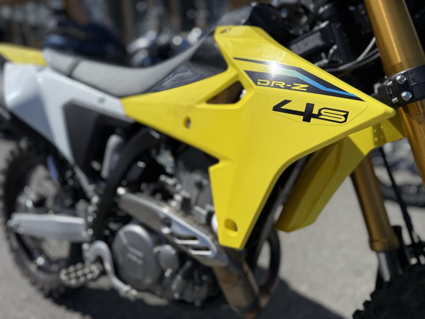 2026 Suzuki DR Z4S Champion Yellow No. 2 / Solid Special White (C1C)