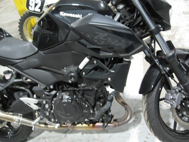 Very nice 2021 Kawasaki Z400 hyper naked bike