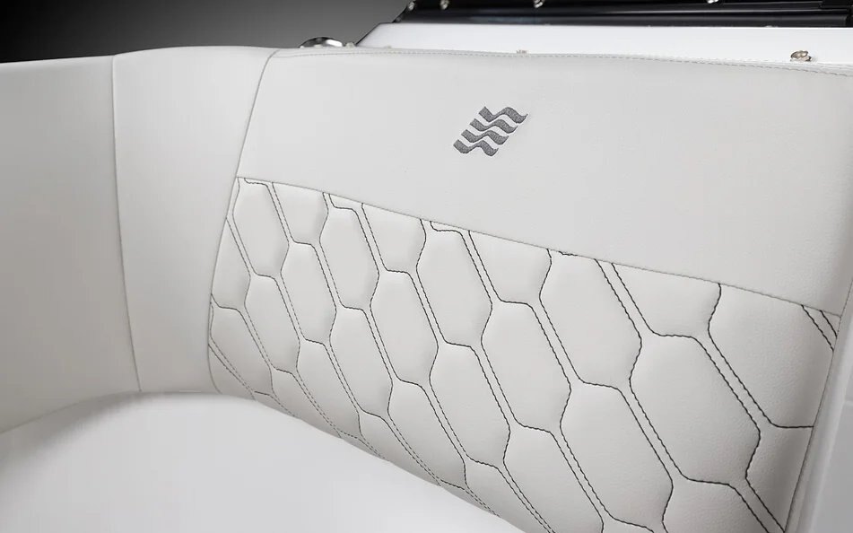 Four Winns HD3 - ELEVATE- OB MERCURY 200XL DTS WHITE