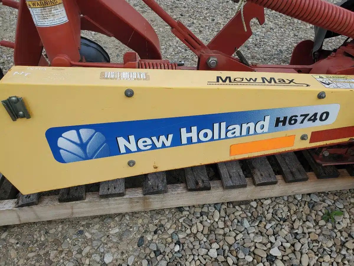 2013 New Holland H6740