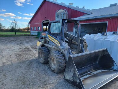 2014 New Holland L220