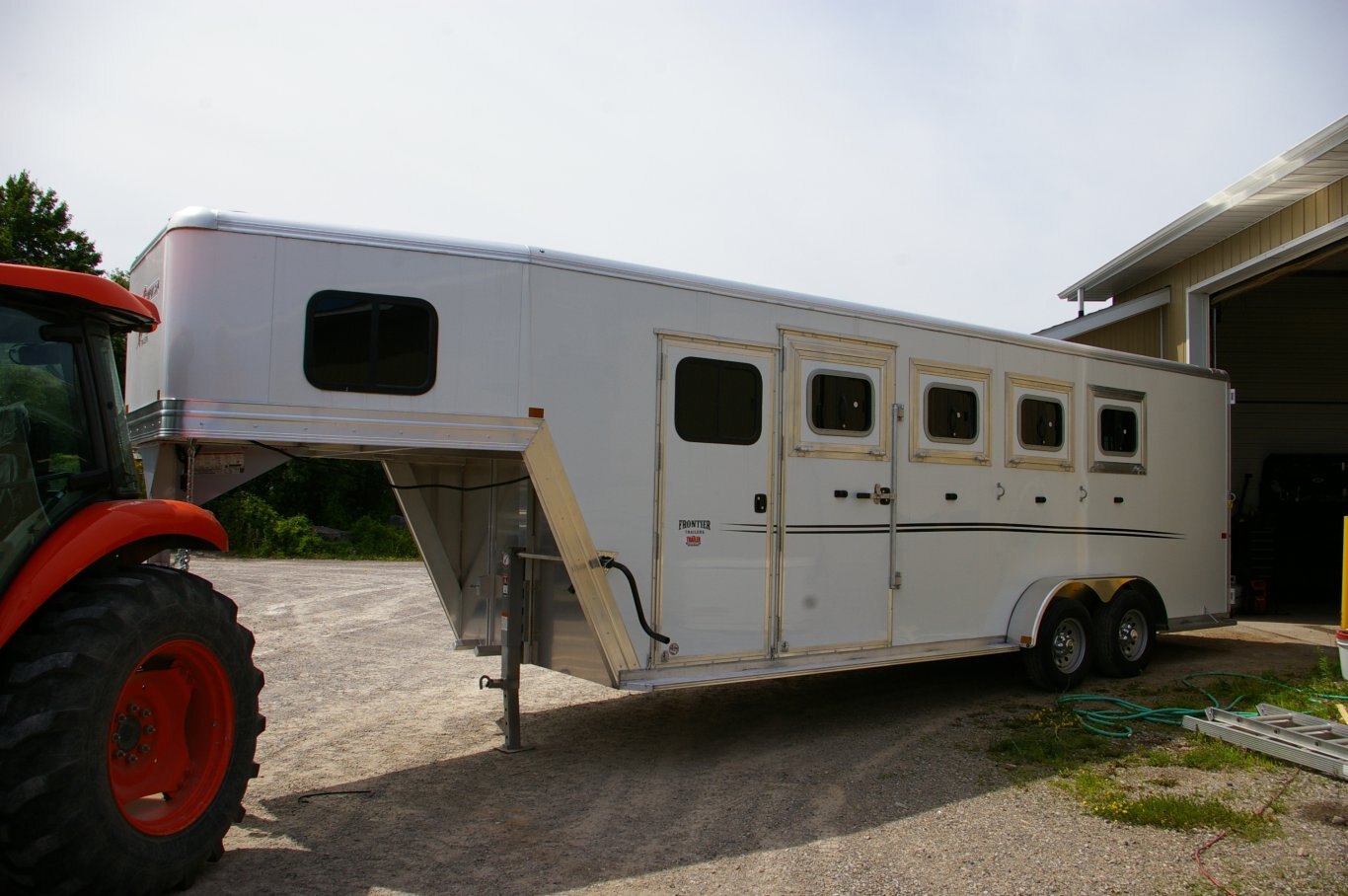 2024 4 HORSE STRIDER GOOSENECK TRAILER, ALUMINUM, WHITE, 9900GVWR 