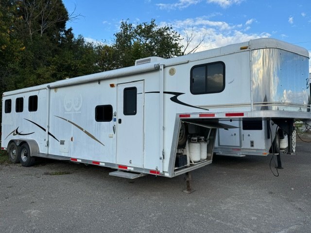 2007 USED 7X30 3 HORSE TRAILER,