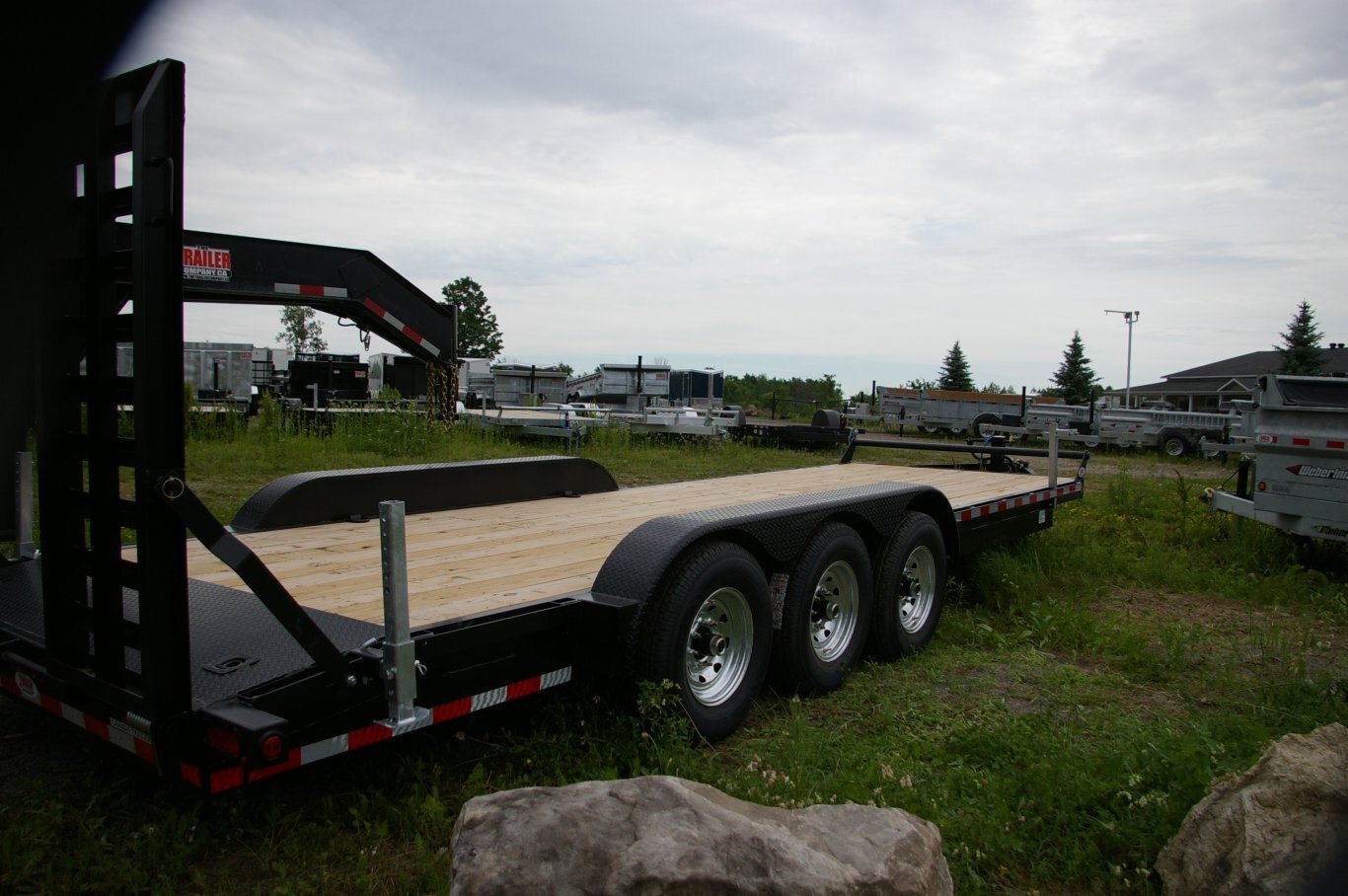 2025 7X24 EQUIPMENT TRAILER, TRI AXLE, STEEL, BLACK, 21000GVWR 