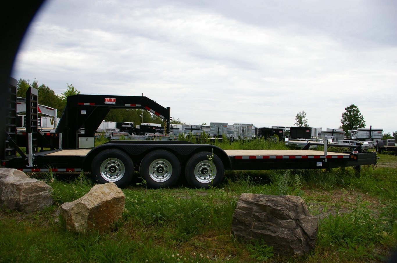 2025 7X24 EQUIPMENT TRAILER, TRI AXLE, STEEL, BLACK, 21000GVWR 