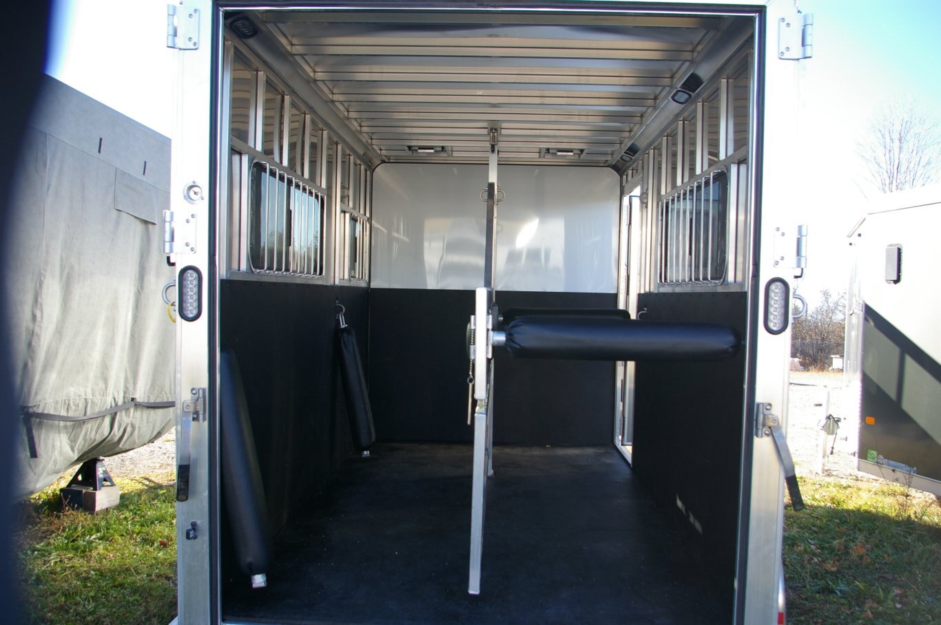 2025 FRONTIER AMBASSADOR STRAIGHT LOAD 67 TACK LITE, 90, REAR RAMP, SILVER, 7000GVWR 